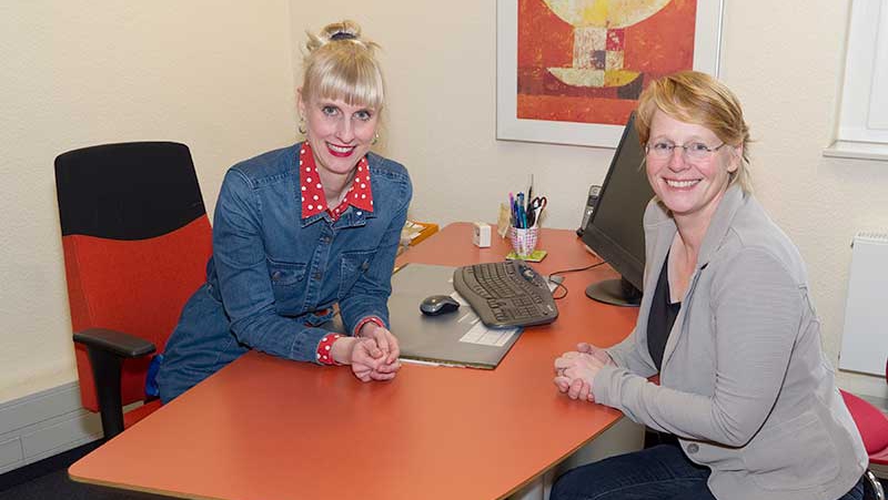 Kathrin Deiters und Dominika Tilkorn in der Praxis in der Gasselstiege