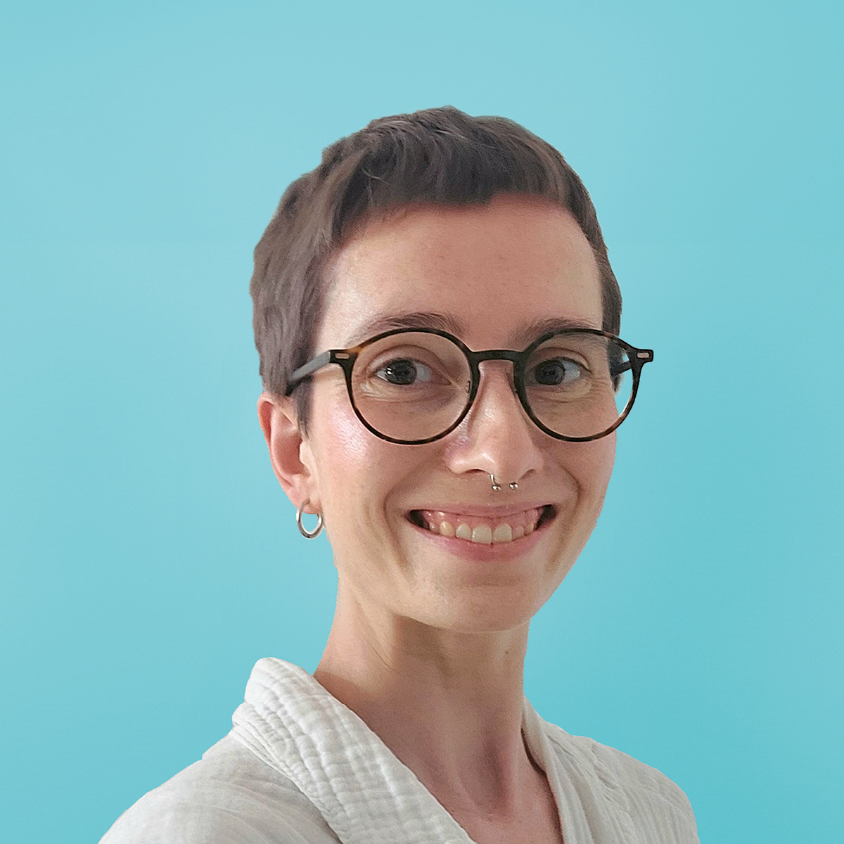 Amalia-Elbing-web Portraitfoto von Amalia Elbing vor türkisem Hintergrund